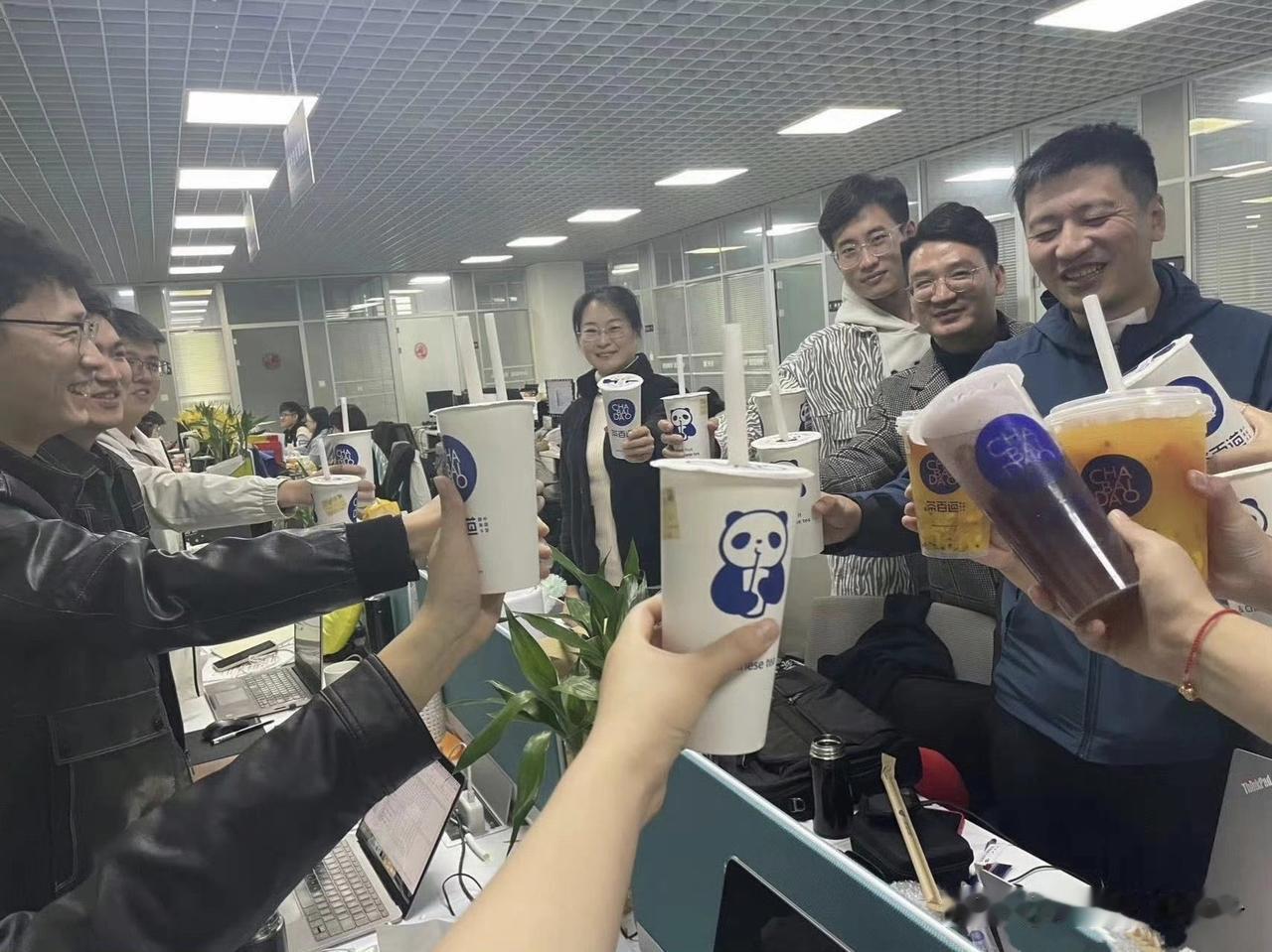 张雪峰女儿请全公司喝奶茶，武亮这波回应很有水平！
8月7日，立秋第一天，张姩菡请