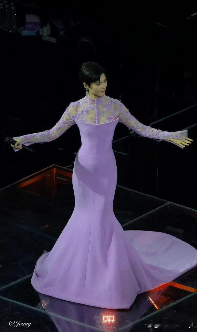 李宇春颜值气质浑然出众，五官精致氛围感十足，全方位360度无死角，每一角度都尽显