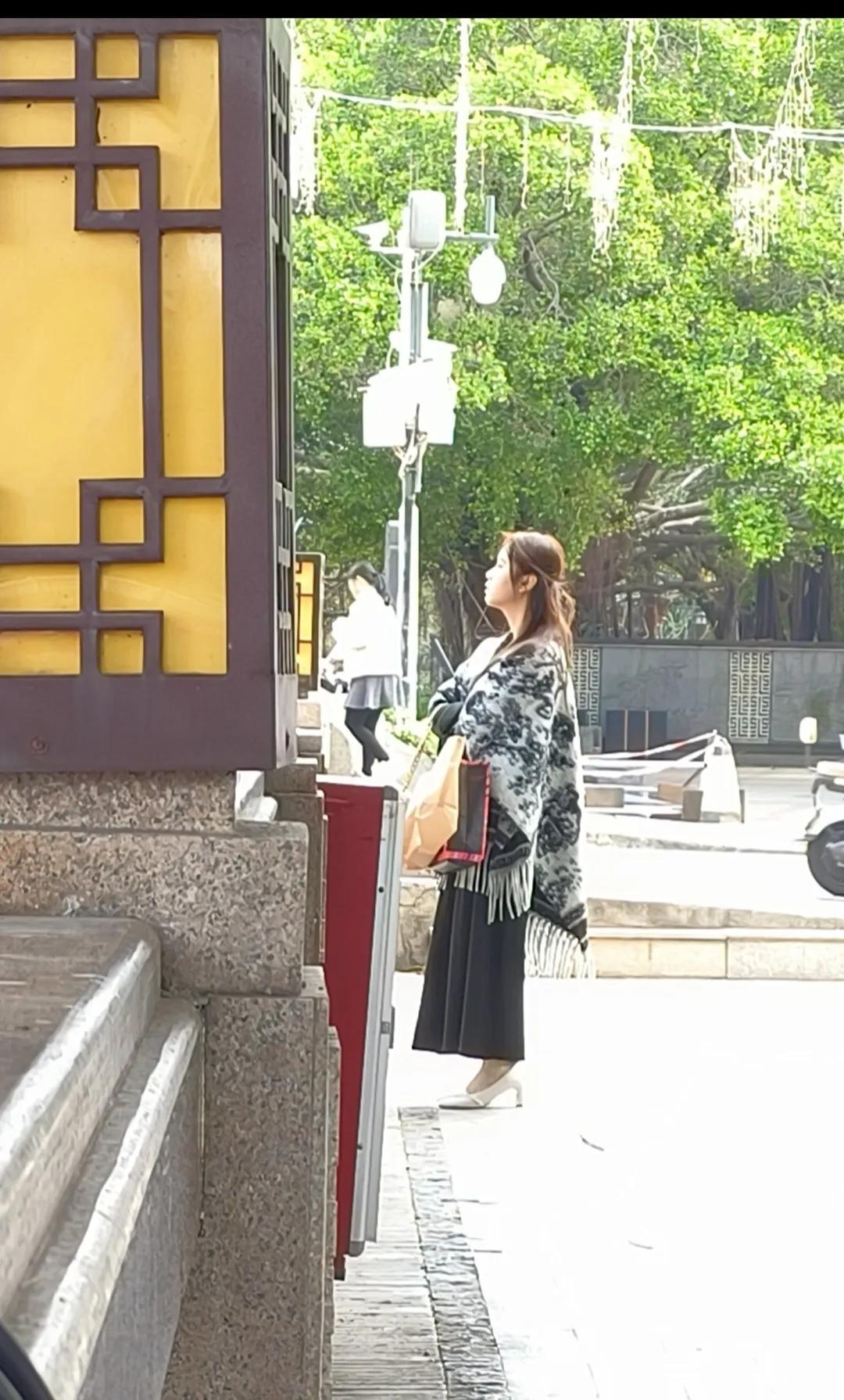 忍不住抓拍了几张气质美女，看你能给她打几分的美丽值。
去公园玩，偶然看见这个美女