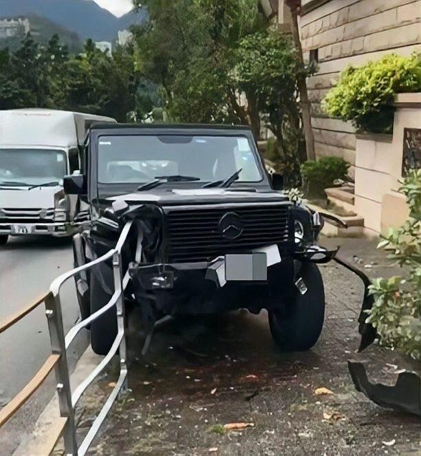 香港著名导演陈可辛为躲避一只小狗，竟发生严重车祸，车头毁损严重，但幸运未受伤。这