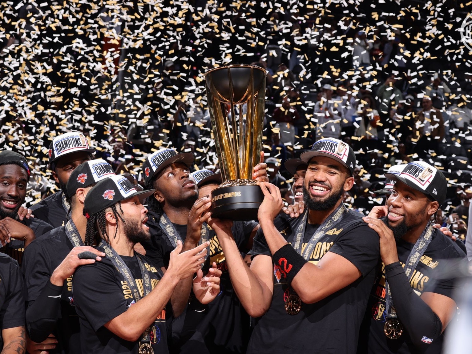 在拿下NBA杯冠军后，唐斯计划将冠军所得的53万美元，捐赠给他在多米尼加的基金会