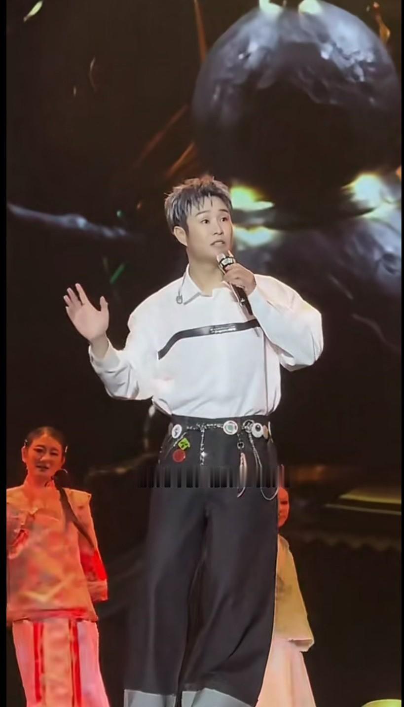 手持流星弯月刀，口号响亮，台下欢呼超旋律，小沈阳《大笑江湖》 经典老歌，小沈阳以