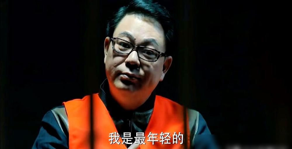 《人民的名义》里最蠢的贪官，非肖钢玉莫属！
靠着检察院的权力，他把一箱中华烟卖