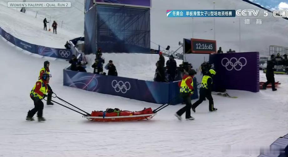 在冬奥会单板滑雪女子U型场地技巧预赛第二轮的比赛中意外摔倒的刘佳宇，是中国冬奥军