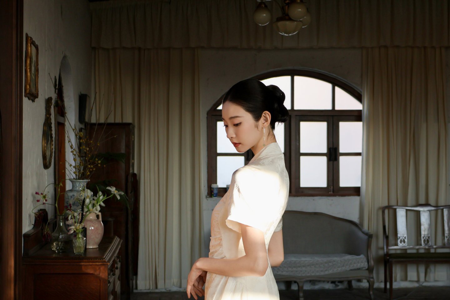 张艺凡民国风穿出了故事感张艺凡美人如玉具像化沉浸式拿捏复古民国韵味，简约雅致造型