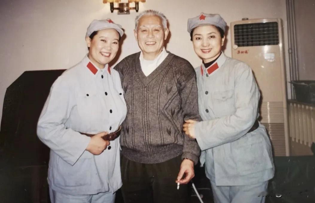 张金玲 方青卓与张勇手老师合影
这张照片不像是八九十年代的，张金玲应该已经息影了