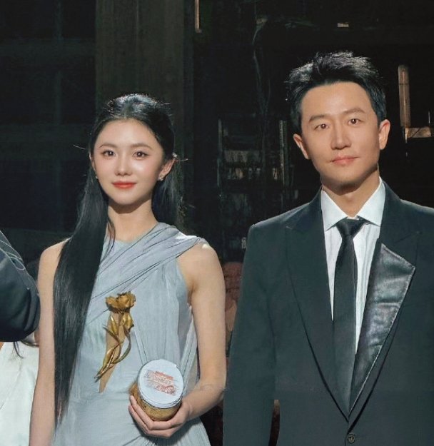 刘浩存蓝色纱裙刘浩存金玫瑰 ​​​刘浩存蓝色纱裙出席芒果招商会，好美啊 ​​​