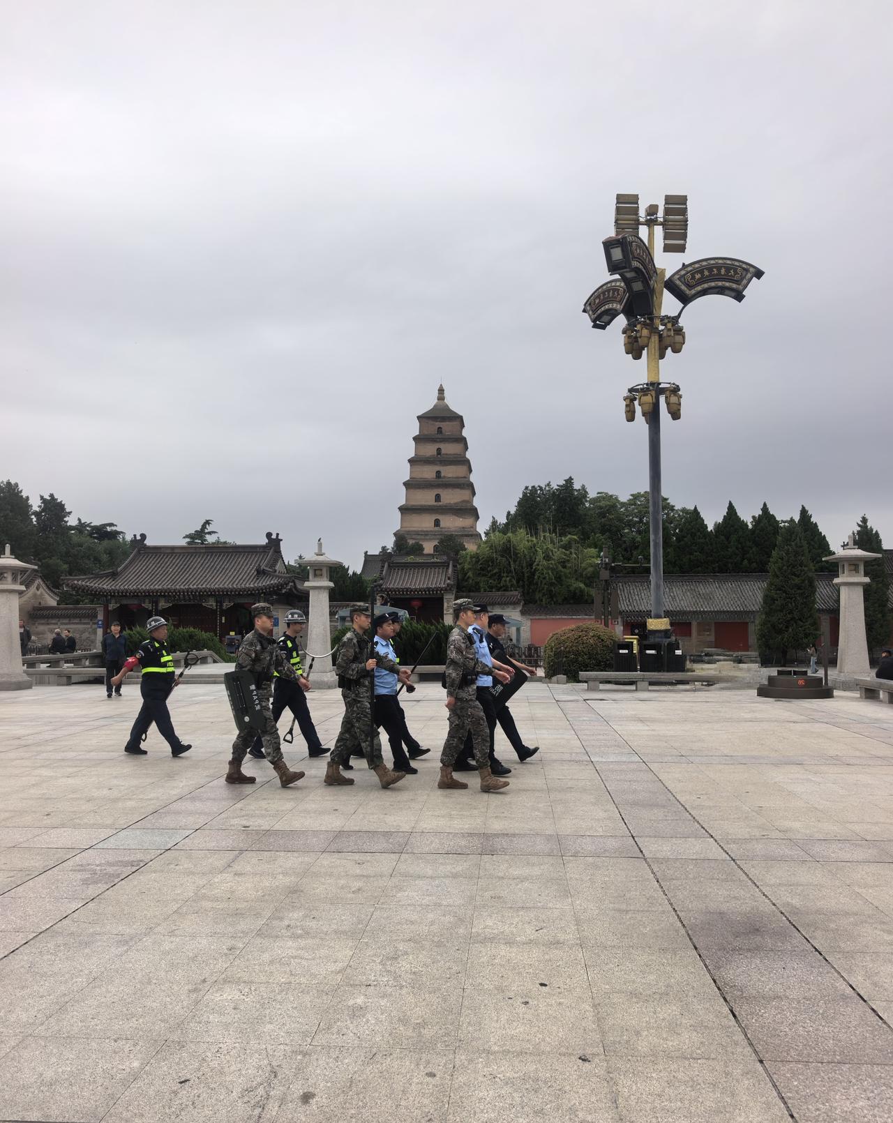 九点半，公安武警安保联合出动，巡逻在大雁塔文化休闲景区。

雨后的风，清徐徐的，