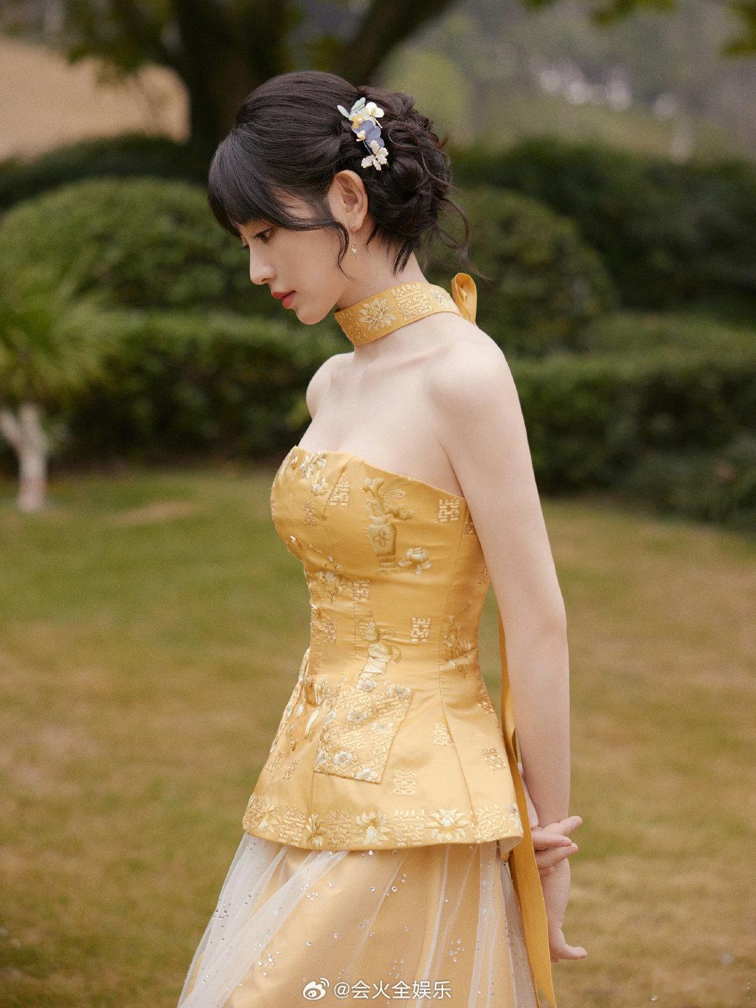 田曦薇黄色双喜刺绣礼服 好美啊！ 