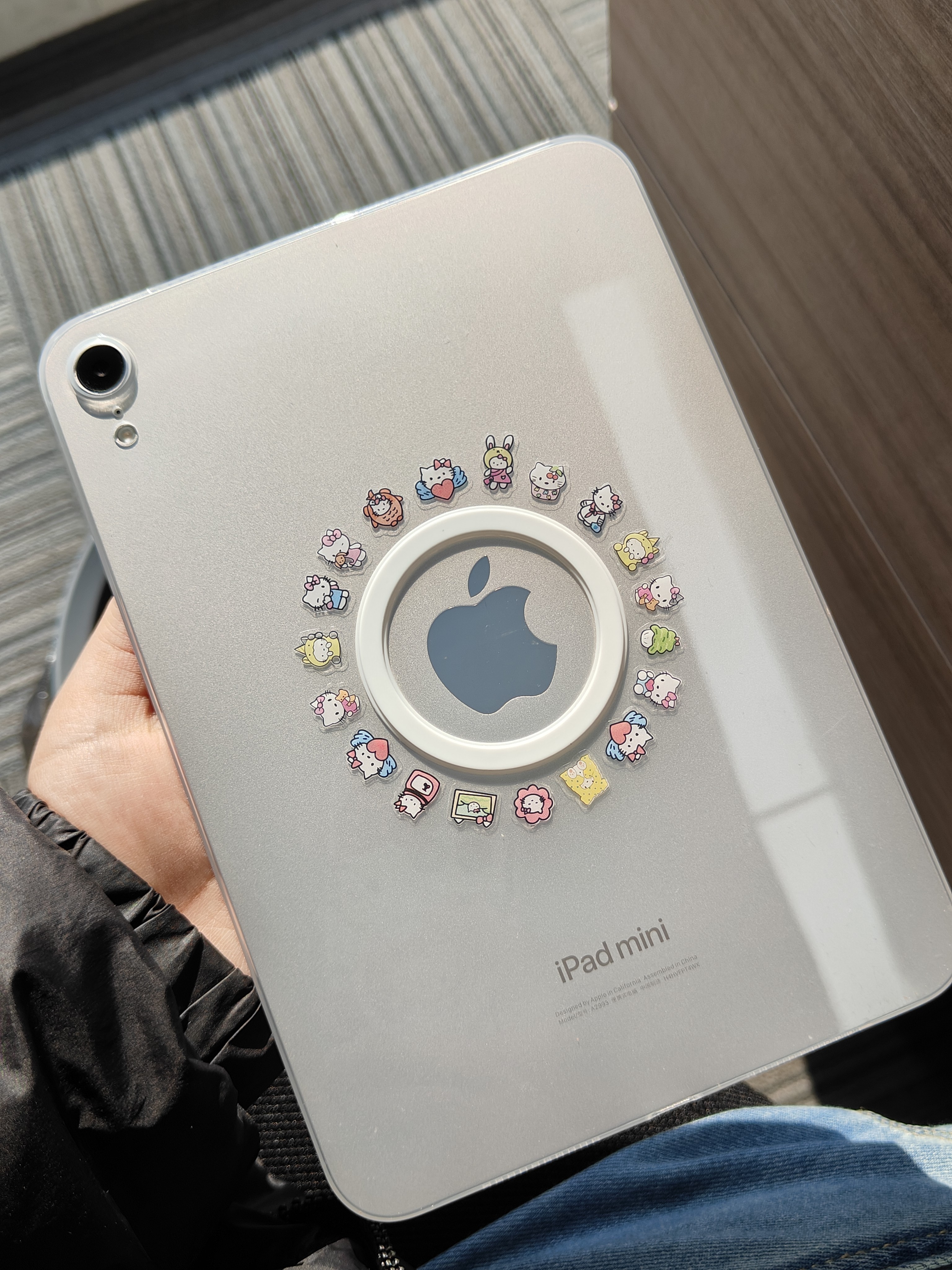 iPad mini7 超薄晶透跟小磁环也是很不错的搭配，实现搞定超轻磁吸壳[嘻嘻