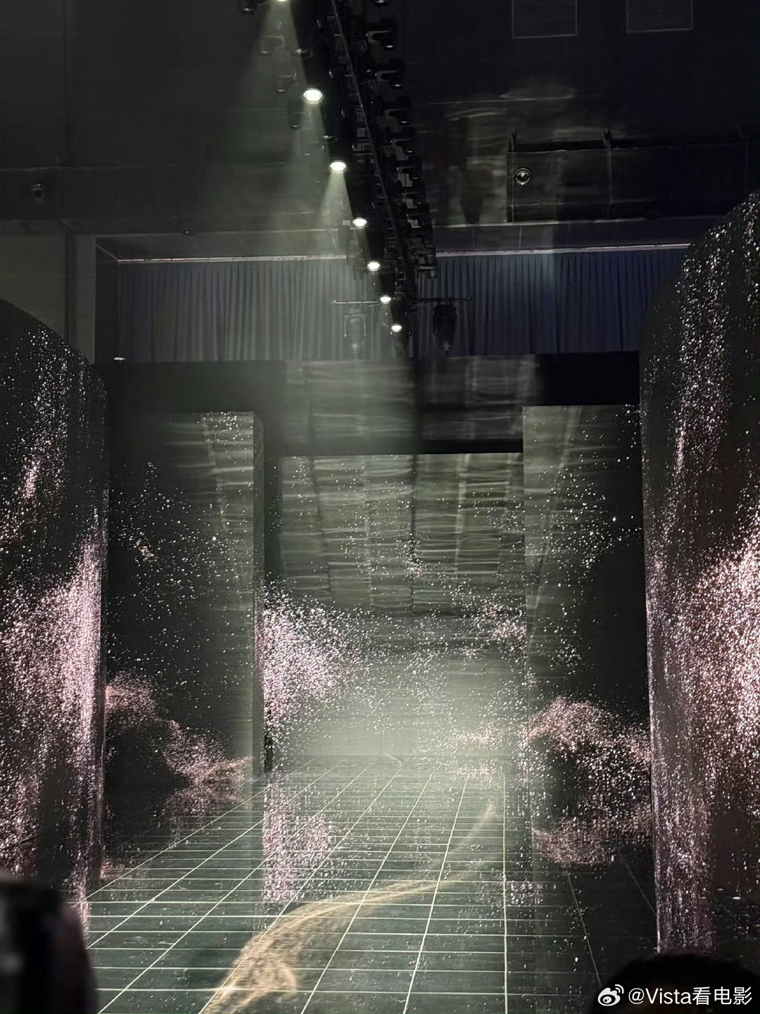 微博之夜 真婚礼这个红毯的置景相当权威，cp粉有福了～大家最期待哪两个人一起走过