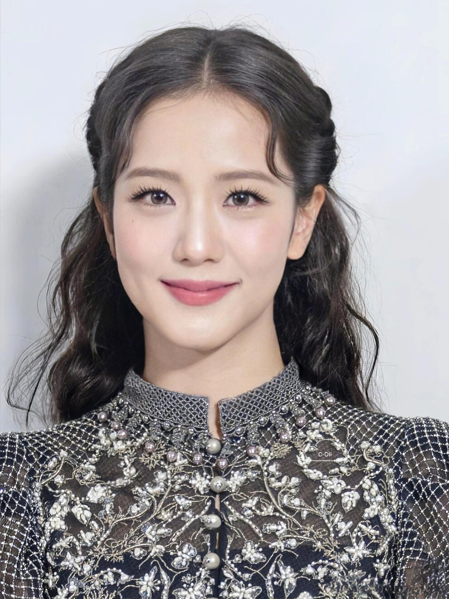 这才是现实里看到的金智秀 