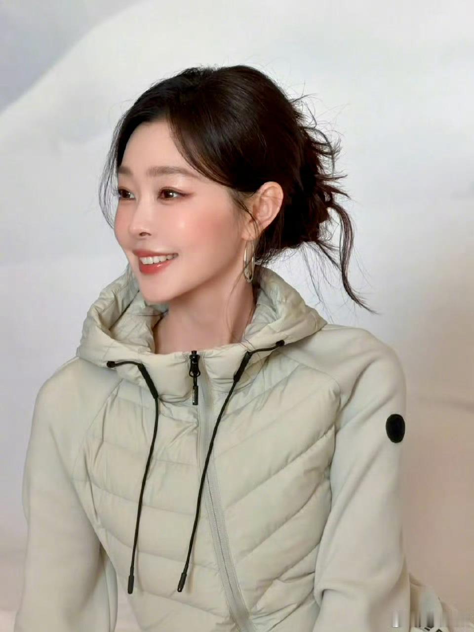 宋轶高清怼脸美的没边了 宋轶也太会了吧！昨晚微博直播高清怼脸超美，还让粉丝给妆容