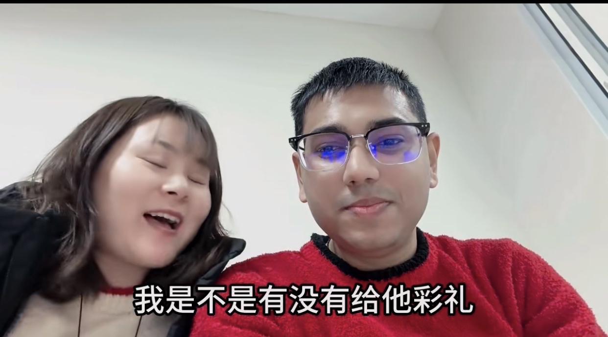 近日，一位安徽的姑娘在网上晒她和印度老公的结婚证，结果被很多网友骂，这不她又发了