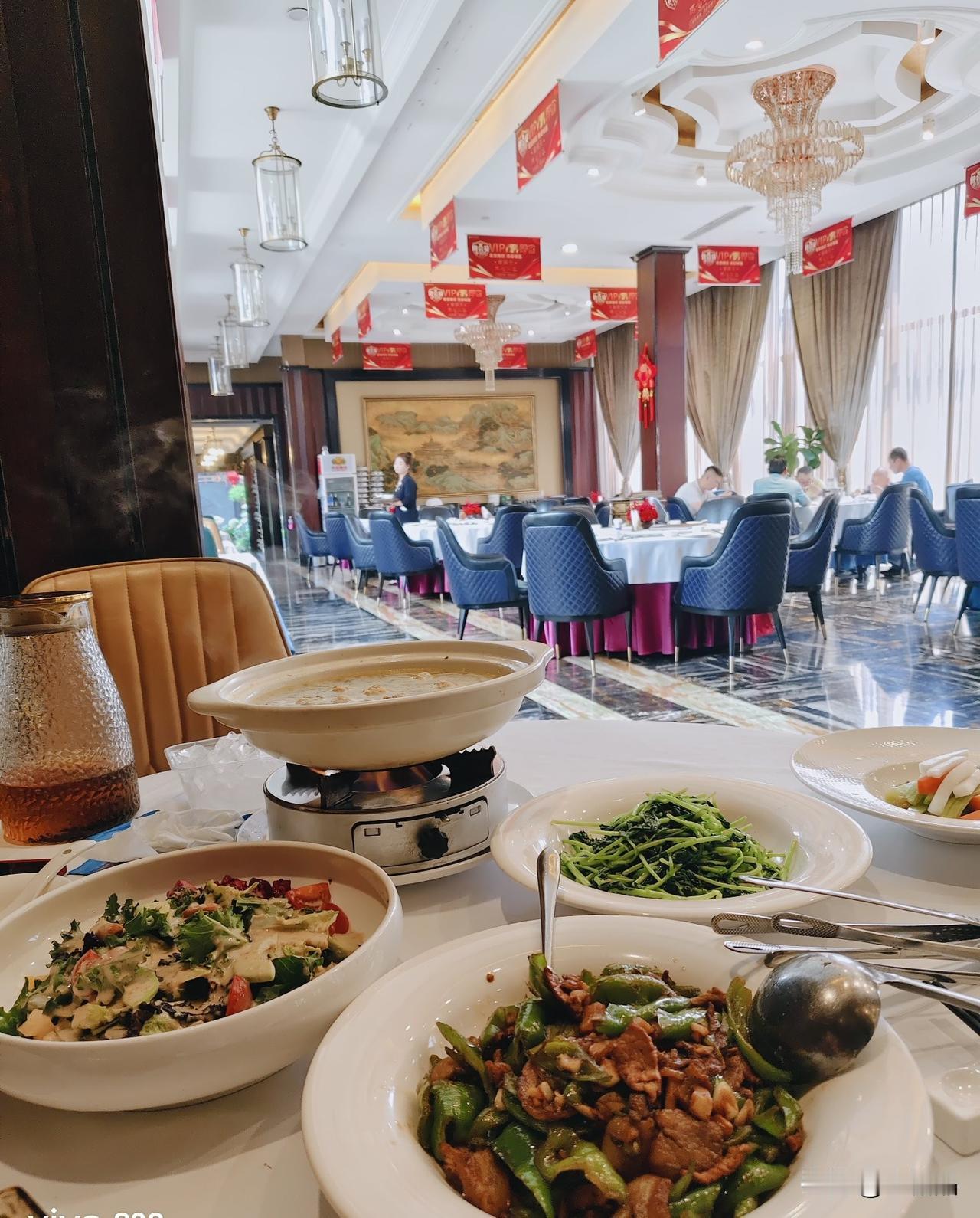 这餐厅老板怕不是把‘电风扇经济学’玩明白了。昨天午餐小红妹妹给我接风，倘大的饭店