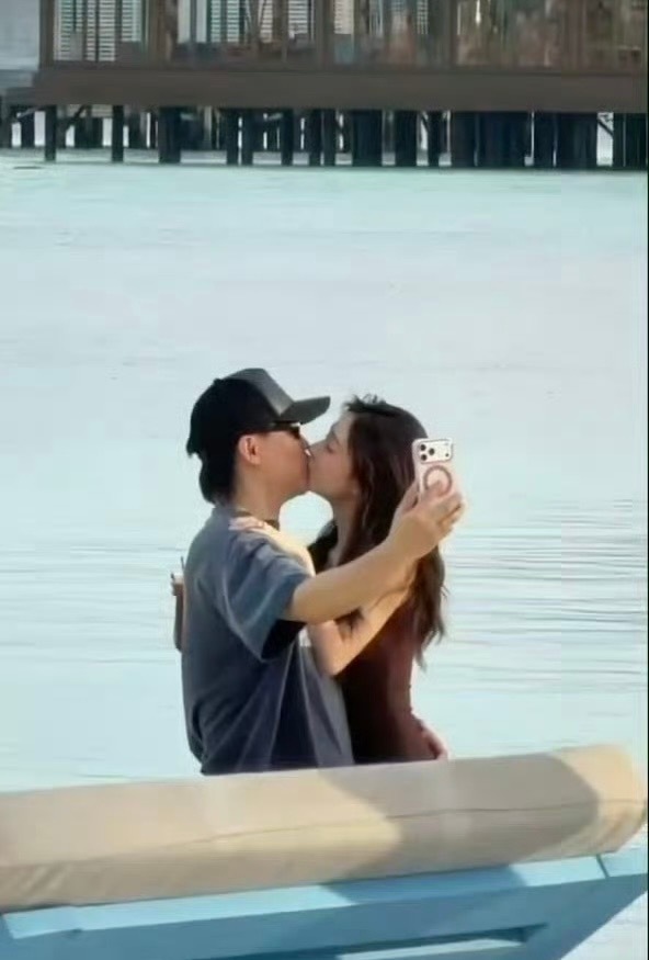 今日，有成都媒体询问易梦玲“近日和胡彦斌在海边接吻的视频”，易梦玲表示：“那个视