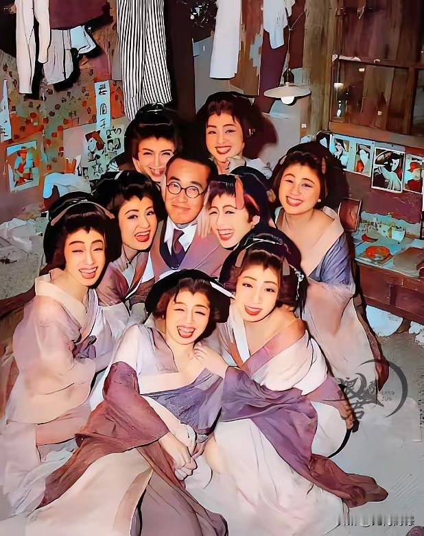 日本的这种艺人，看起来有些怪怪的，这样的艺术文化，必须要有其相应的文化土壤，不知