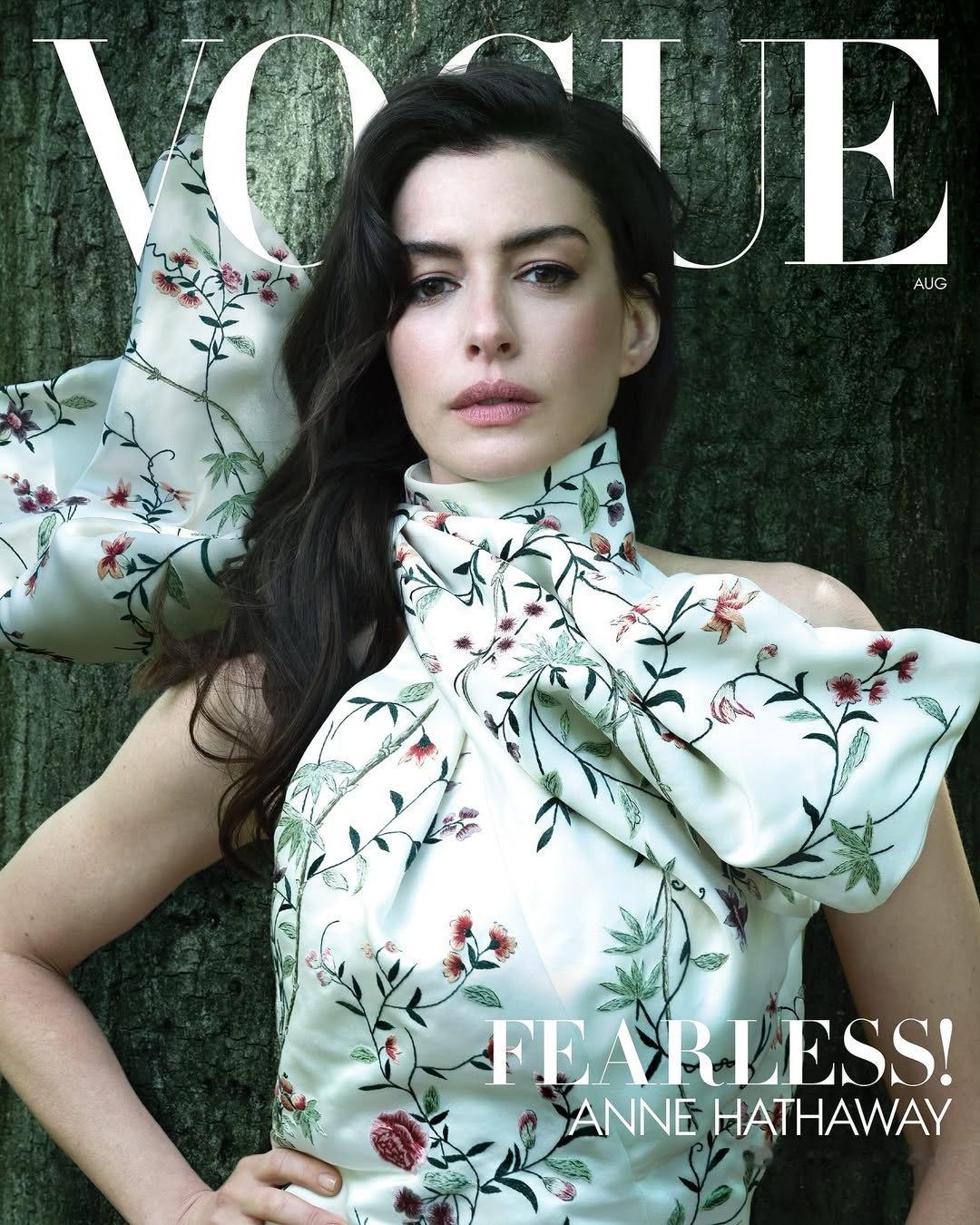 哇喔   ～   VOGUE US 八月刊封面迎来了 Anne Hathaway