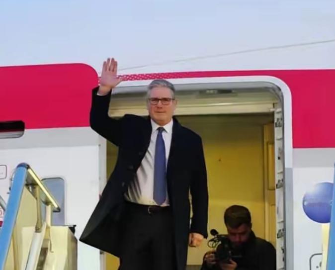 英国首相斯塔默 “投喂” 给了世界三句话！第一句：中国不是 “正在崛起”，是 “