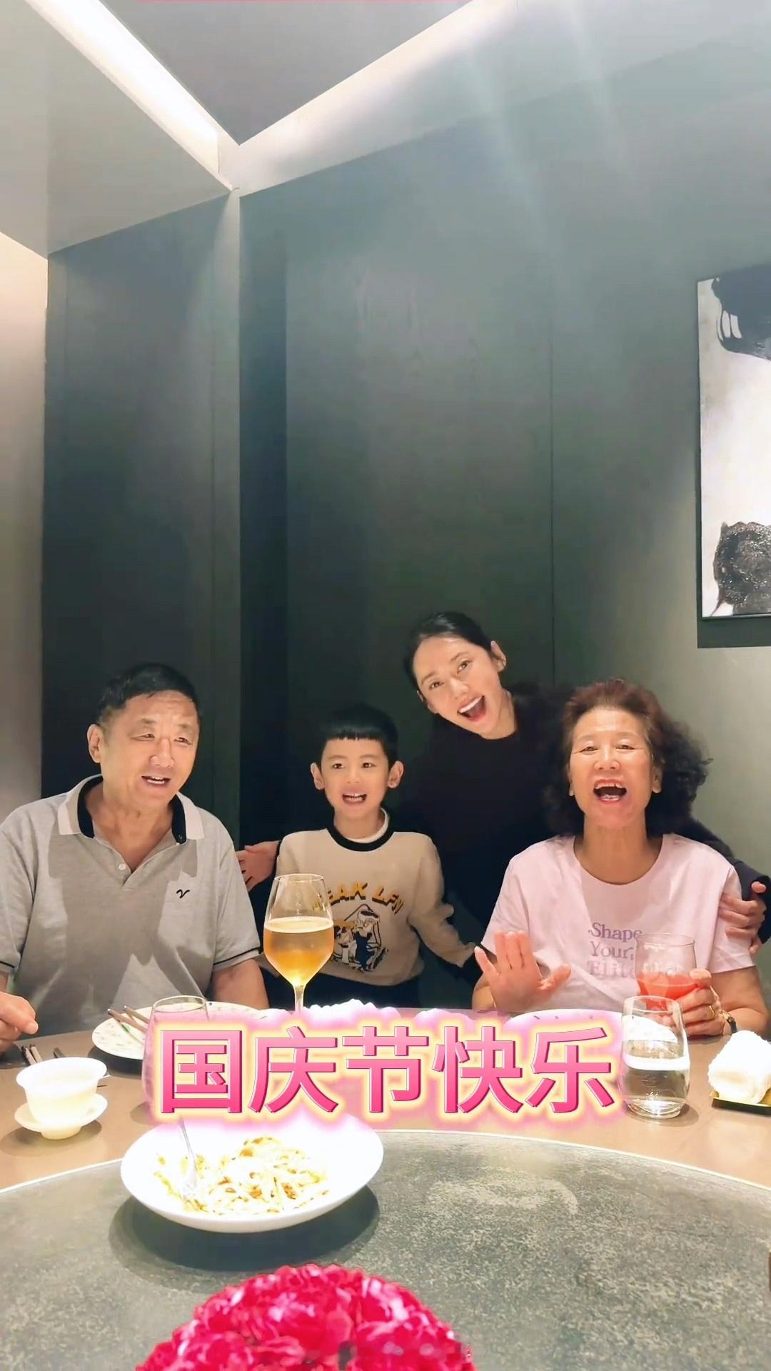 #秋瓷炫一家庆国庆##秋瓷炫儿子中文口音#公婆好有福气，这么好的儿媳妇 ​​​