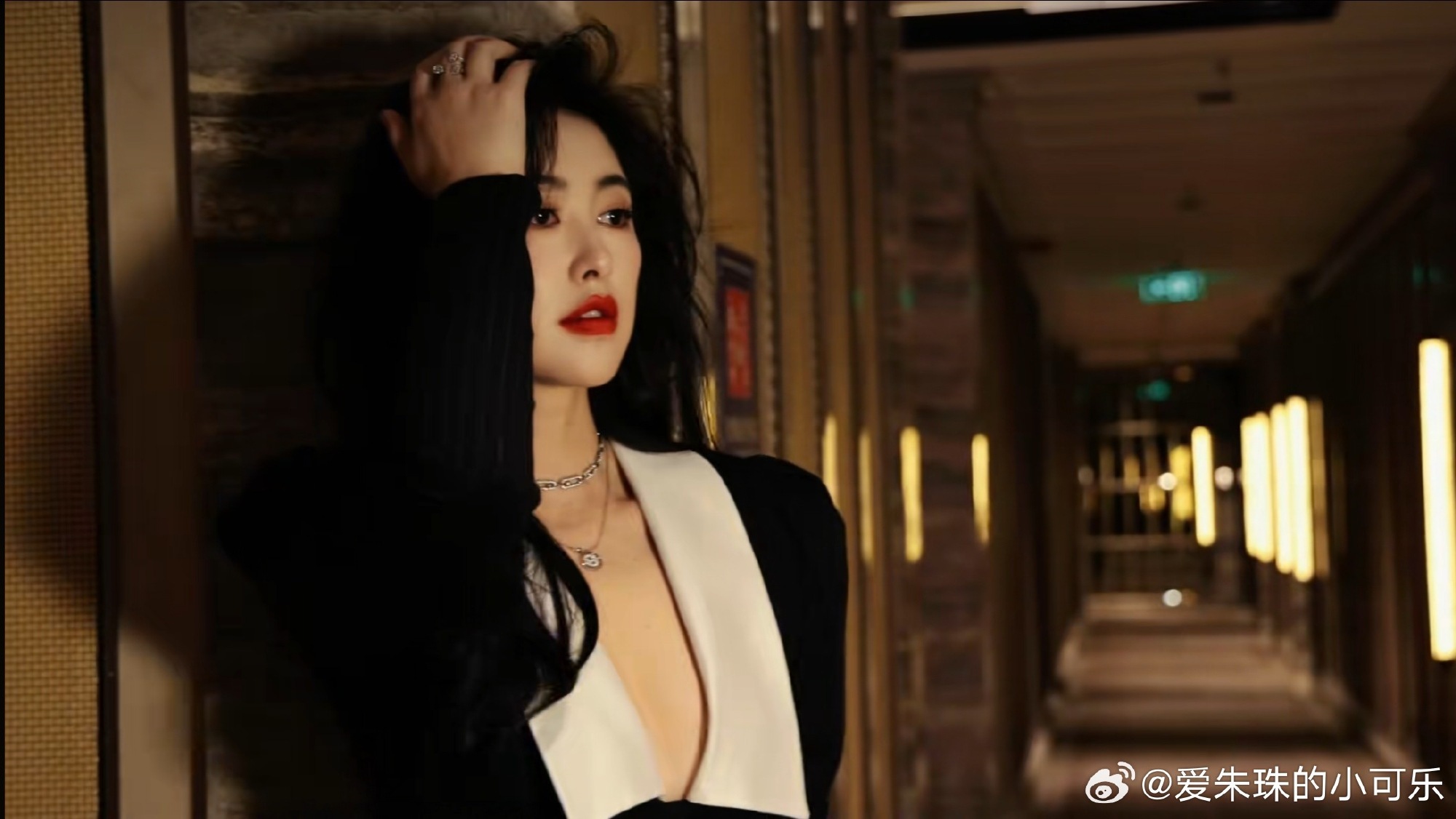 朱珠好绝的妈咪气质戏里戏外朱珠温柔气场尽显，兼具成熟韵味，综艺里待人温柔细腻好圈