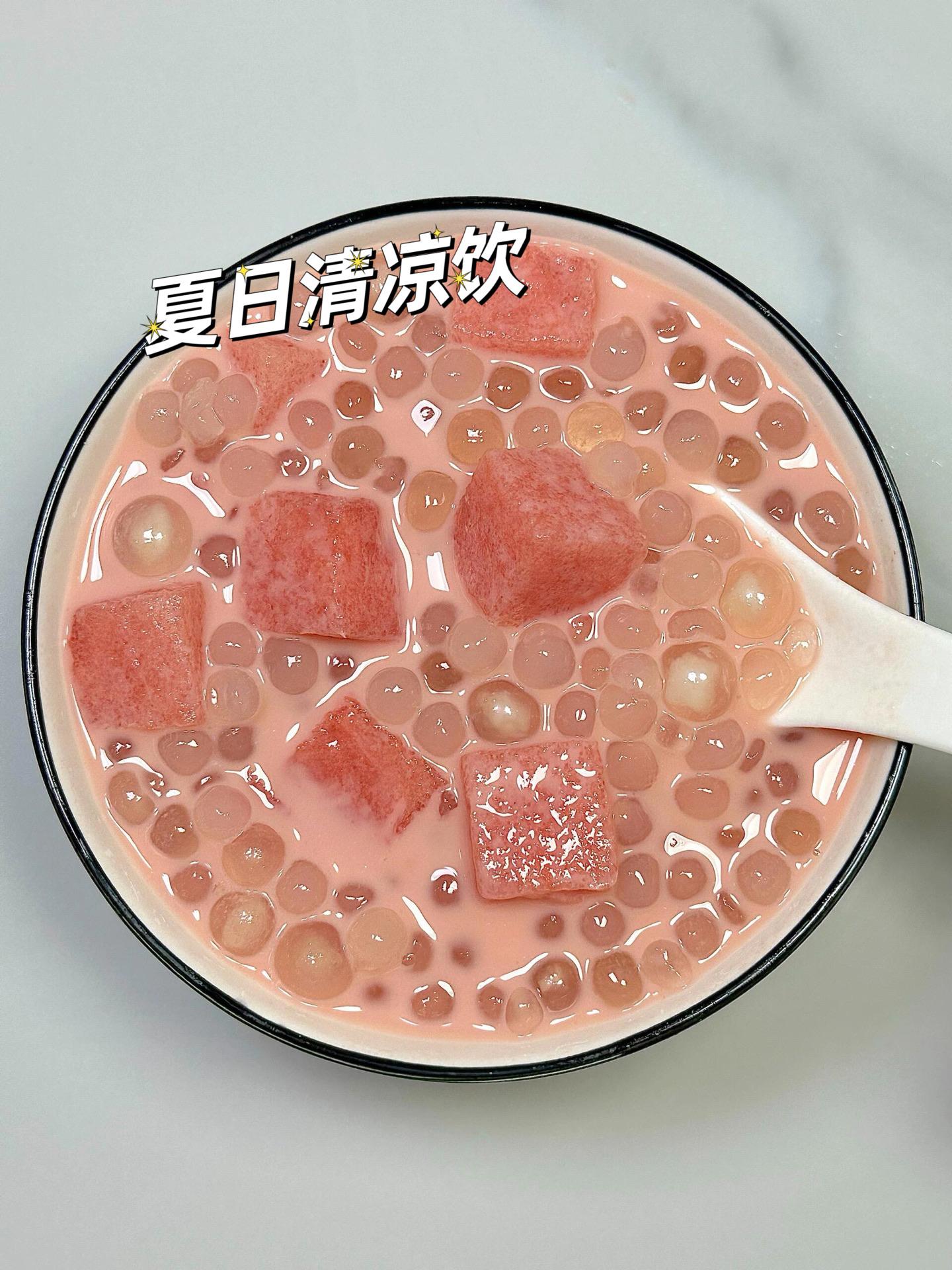 大热天来一碗太爽了。奶茶店爆🔥的西瓜甘露！我复刻出来了🍉
清爽爆汁，搭配q弹爽滑的西米，太好喝了
以后在家就能做，谁还去啥奶茶糖水店，get起来
食材和做法都在图片上