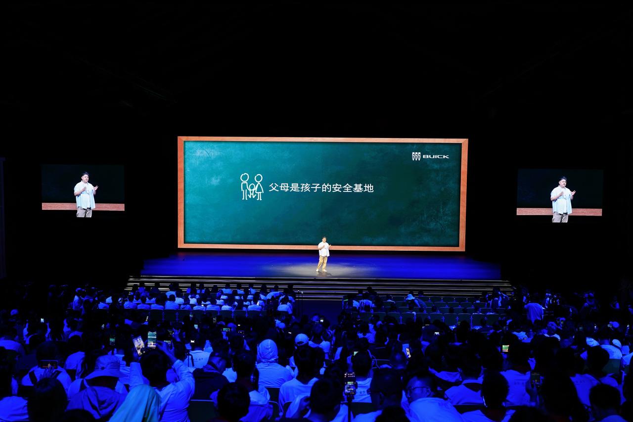 别克至境E7太用心了，连看不见的健康风险都注意到了！

车内那口干净空气，正在悄