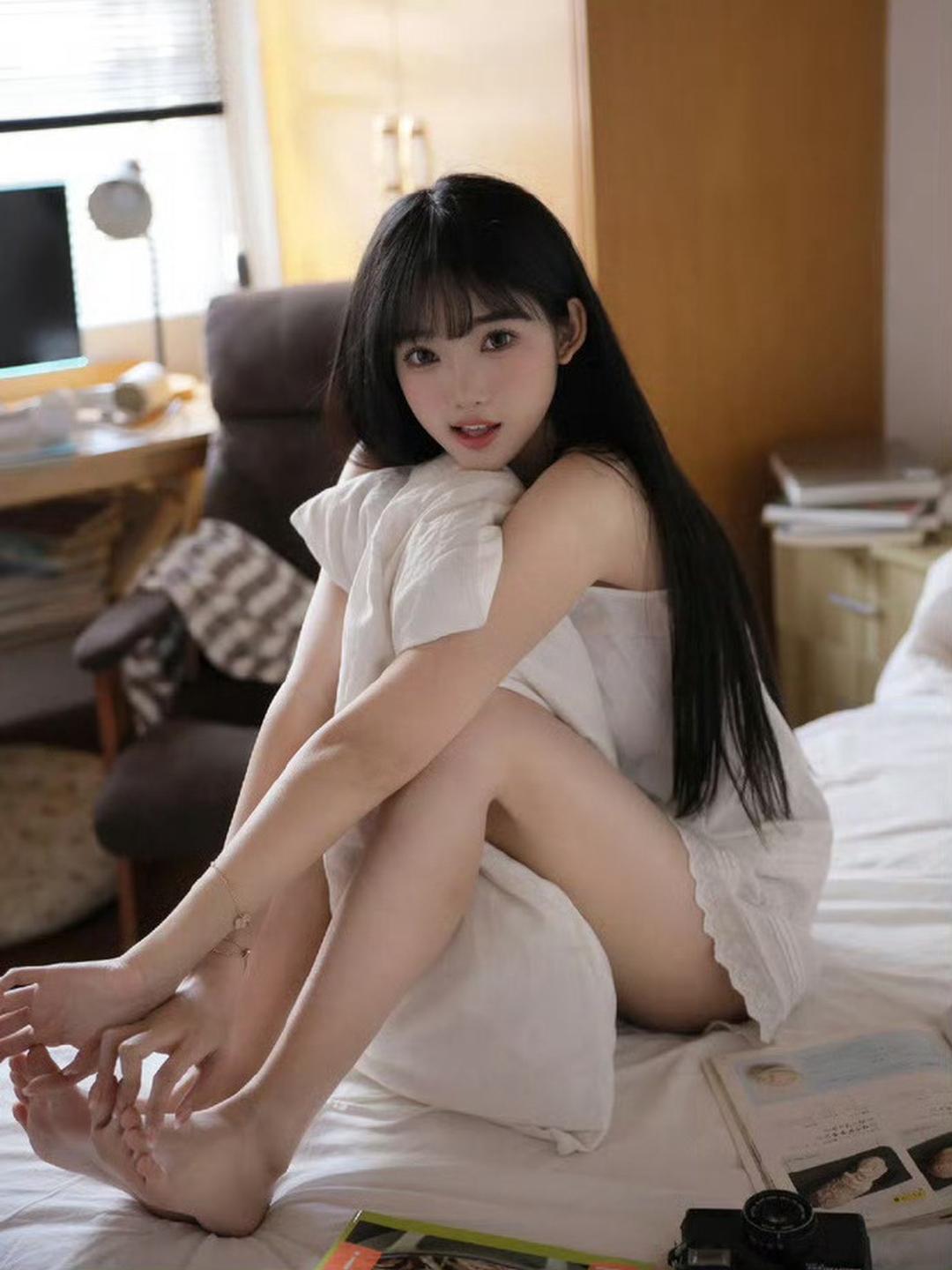 七七和林俊杰，两人相差21岁。看这双大长腿，也难怪JJ会为她着迷。 