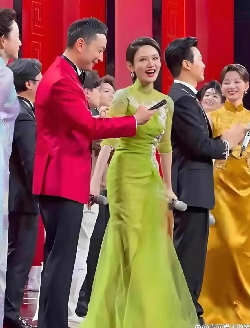 这些名人，在舞台上给观众的印象是潇洒，阳光，妩媚，端庄。            