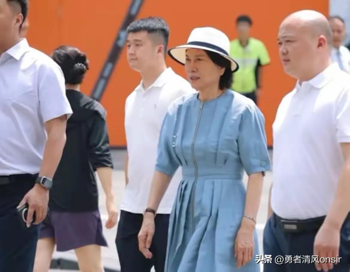 董明珠现身成都这事儿太吸睛了！一身连衣裙配小白帽，洋气到不行。72岁的人看着像5