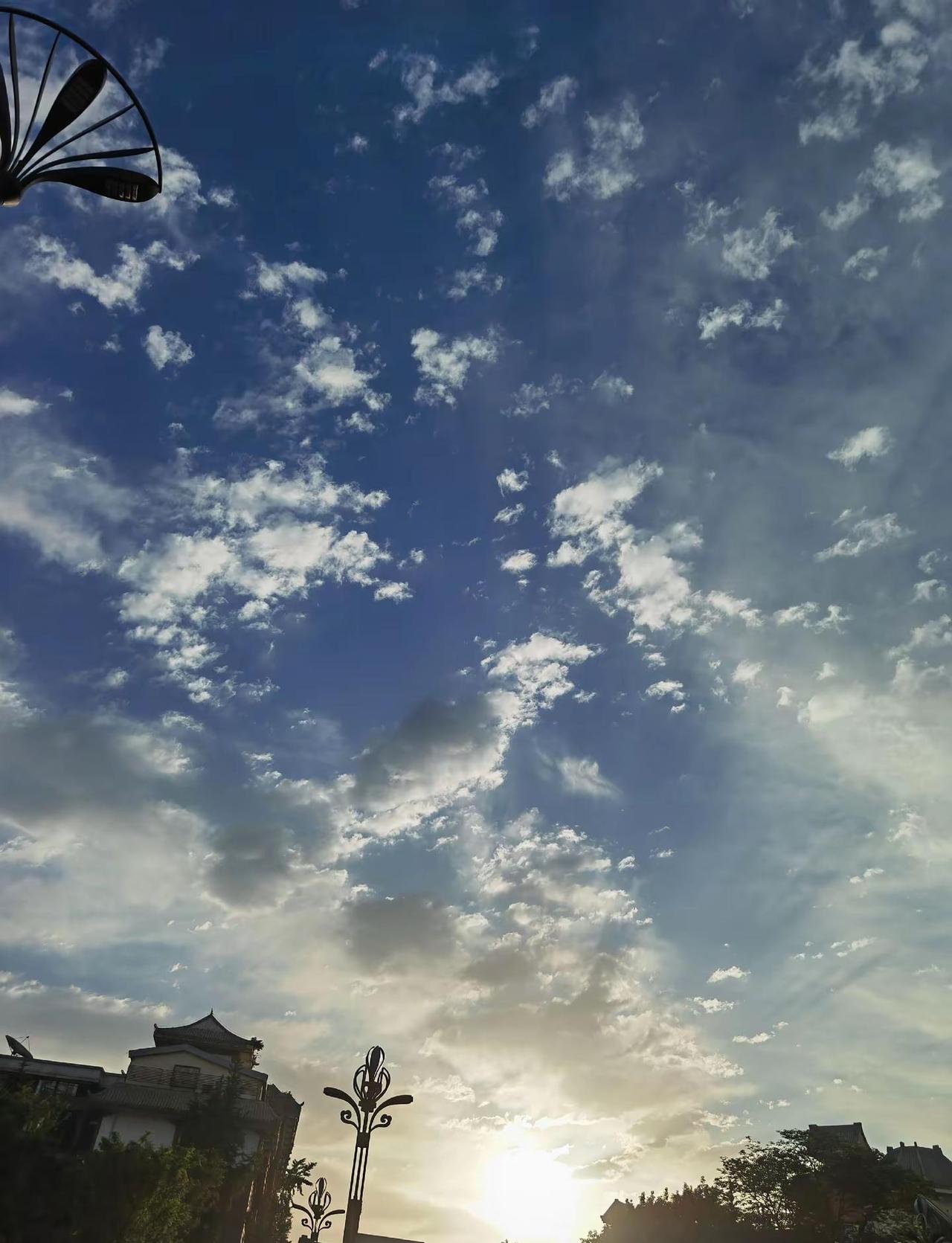 成都的天空。今天是2026年5月4日，五四青年节。今天的成都天气特别好，一大早就