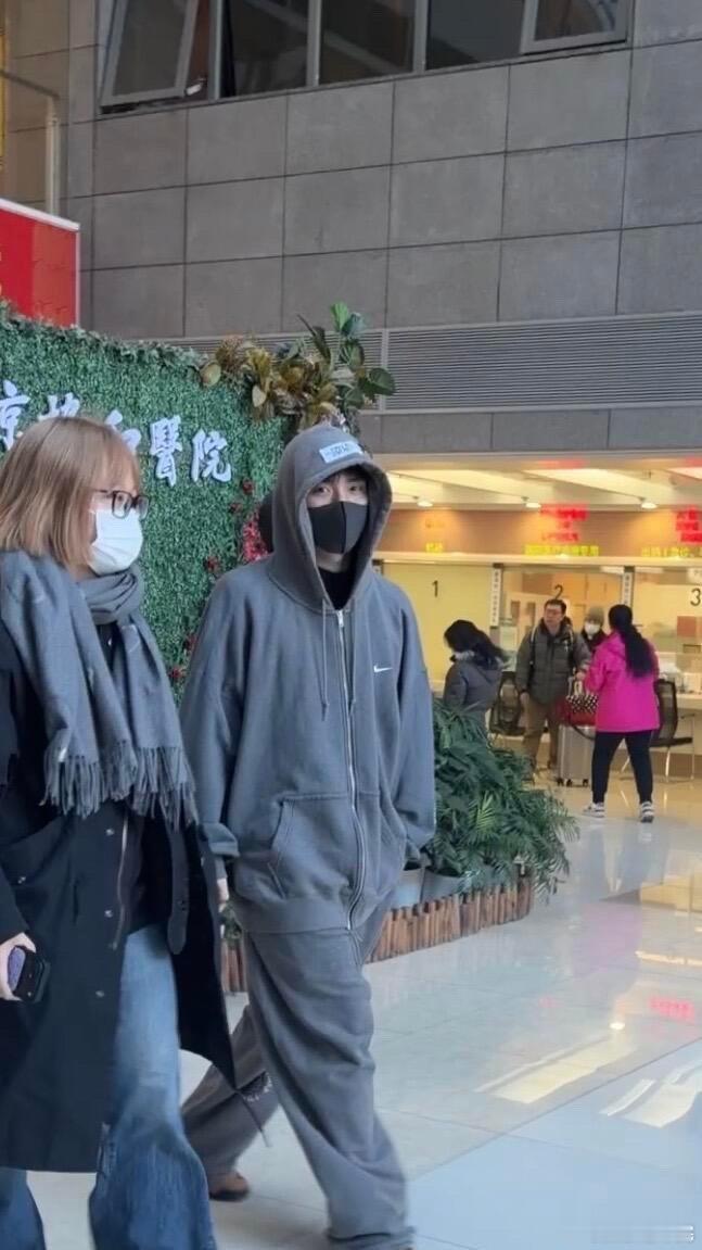 协和医院偶遇周翊然 备战医疗剧实锤！专注观察医生日常，你觉得他会是温柔挂还是严谨