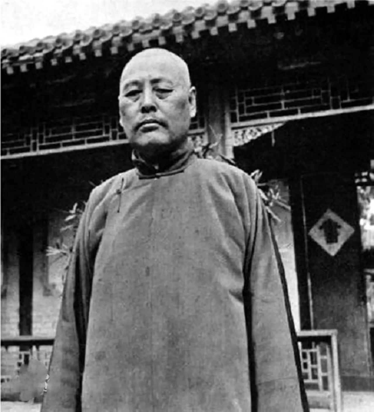 1927年6月，“玉帅”吴佩孚在逃往四川途中，被人认出留下题字。也就是这一耽误，