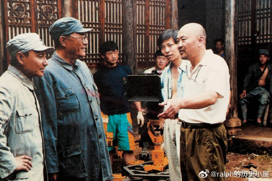 1996年影片《大转折》导演韦廉（右）在拍摄现场指导卢奇（饰演邓小平）和傅学诚（