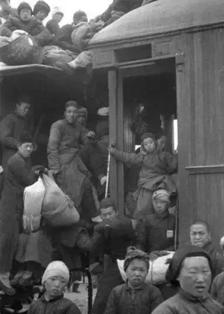 1937年11月，潘金标一家五口乘着木船，从太仓浏河逃难到无锡荡口，全家五人连同