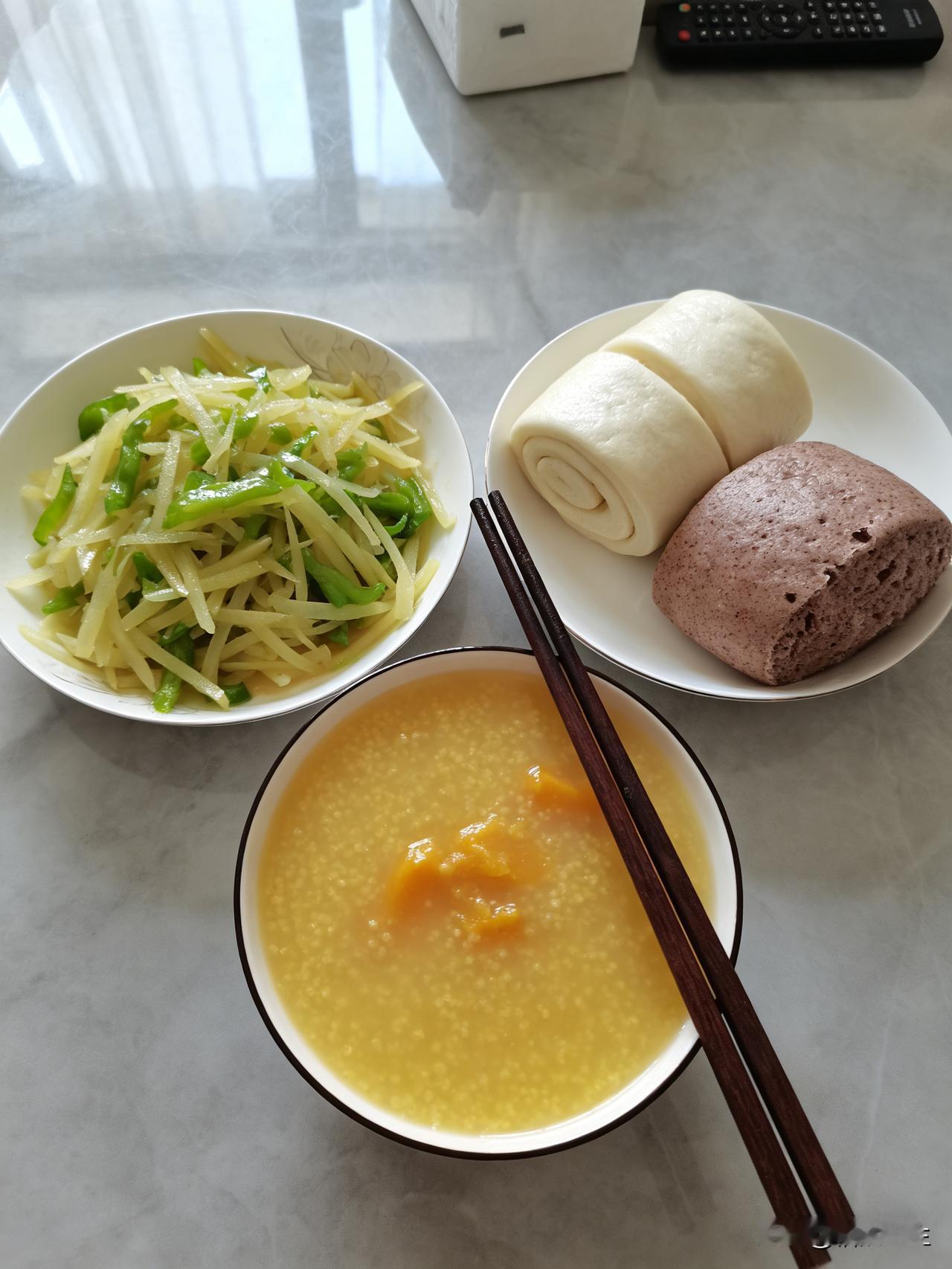 门口服装店好几天没开门了，就问了超市老板娘，老板娘说：脑梗，住院了。

人这么脆
