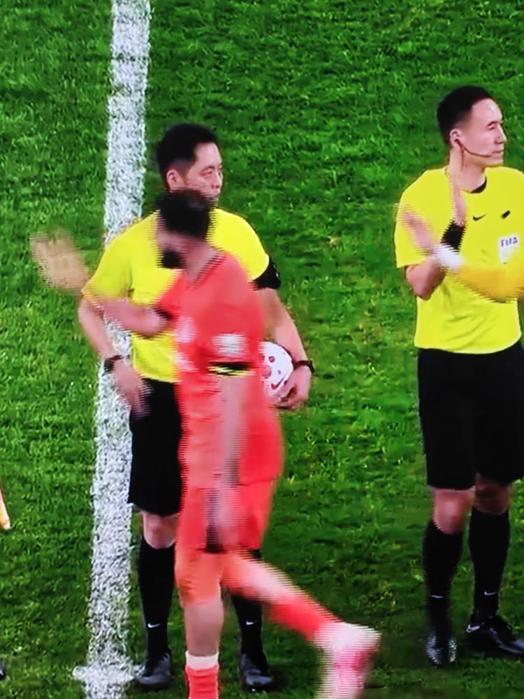 3000万欠薪，-7分开局，青岛足球完了。
 
一线队半年没见着工资条，外援行李