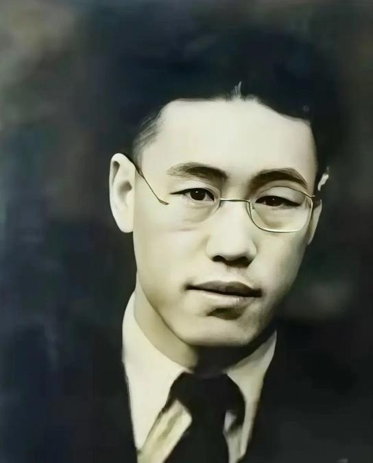 1949年，敌人把秦鸿钧捆在老虎凳上，就当着他妻子韩慧如的面，一边往他鼻子里灌辣