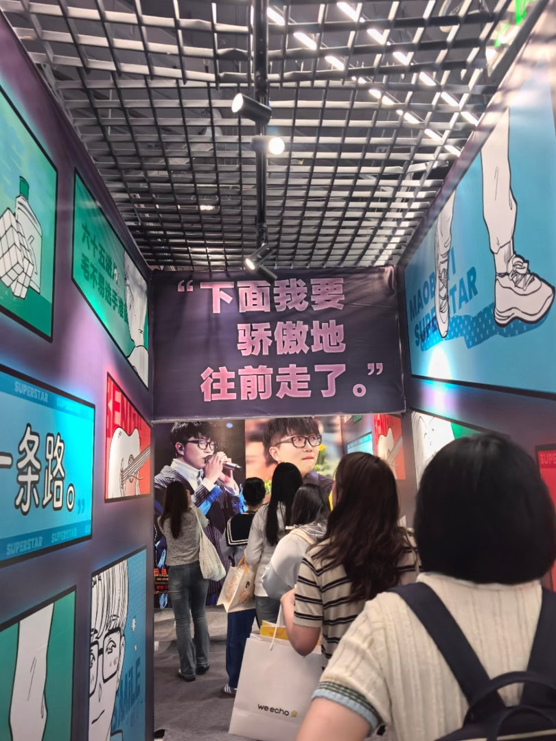 毛不易追你的人排到巴黎了 以为毛不易粉丝都是佛系听歌型，结果北京快闪排队从一楼到
