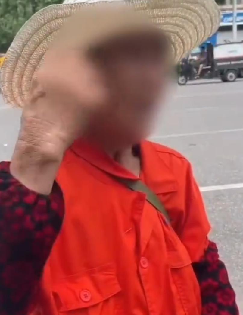 【？机构：未处罚，考虑换短袖】 近日有博主称，安徽合肥一名67岁环卫奶奶穿着不透