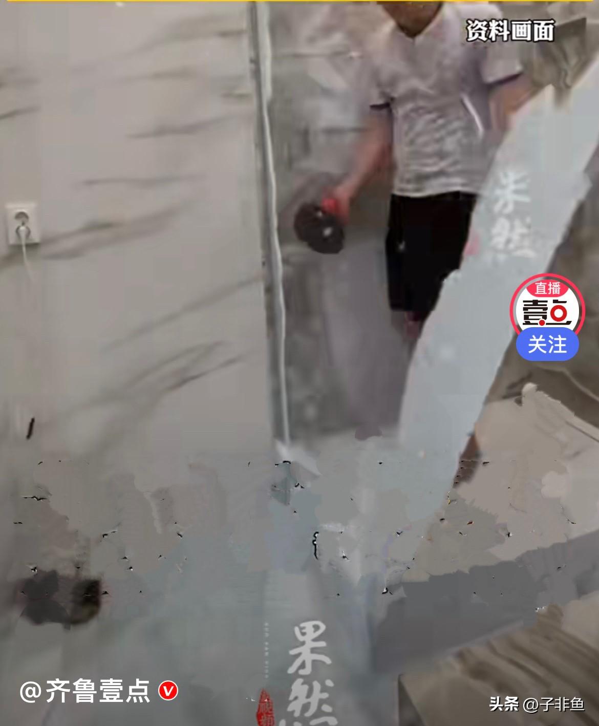 近日，一位网友在马来西亚吉隆坡丽思卡尔顿酒店入住，一晚房费高达7468元，妥妥的