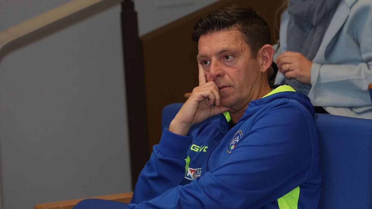 【意甲 VAR 官员通过发暗号干涉比赛】

据报道，米兰检察官针对裁判界的调查已