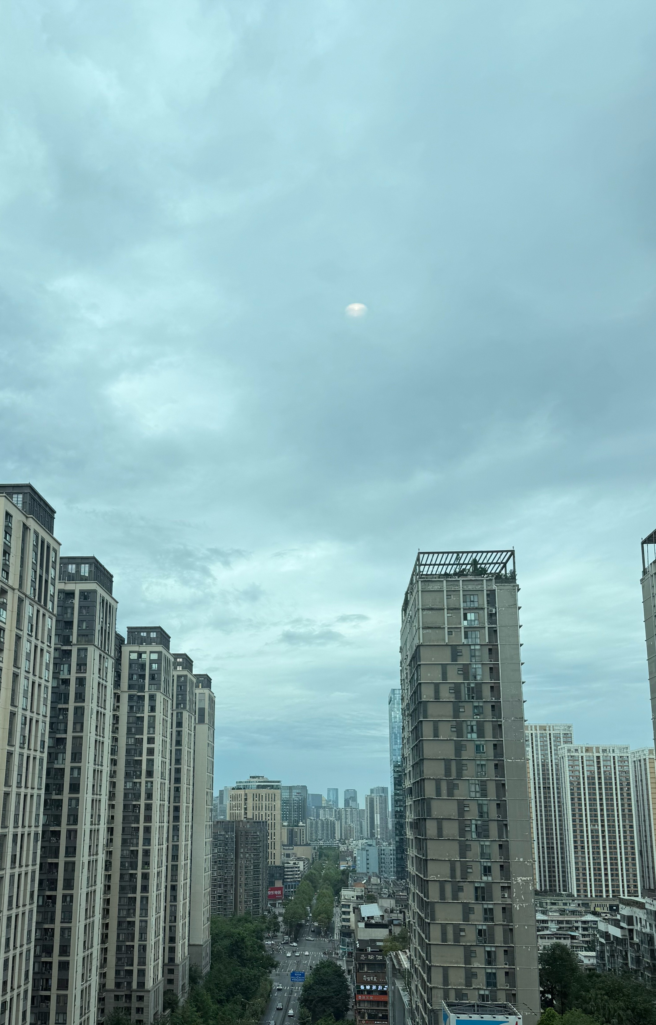 天气预报：现在的成都是阴天，预报显示没有雨。经历了一天暴雨之后大家今天应该都可以