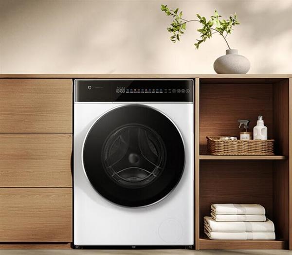 米家直驱滚筒洗衣机12kg版本开卖，到手价格为1699元。

这款洗衣机采用了超