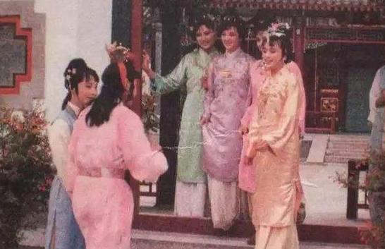 古代丫鬟的职责是什么，难道在夫妻进行房事时，也要有丫鬟守在床边吗？

在中国古代