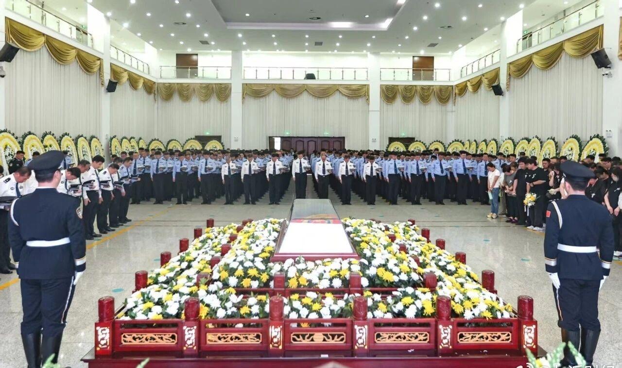 【痛心！22岁民警拦截违法车辆被撞牺牲】22岁民警唐万羴执法时被撞牺牲 6月19
