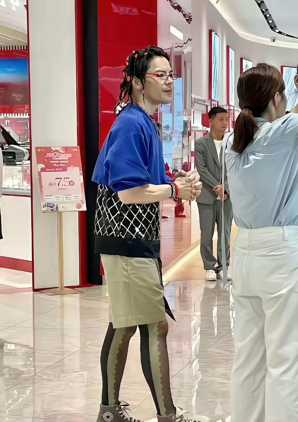 向佐这个人，要家世有家世，要钱有钱。父母是港圈有名的大佬，妻子是郭碧婷。只要他不