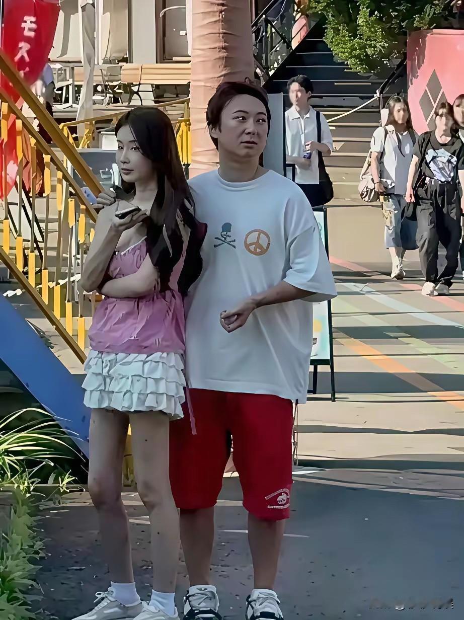王思聪快奔四的年纪，每次被网友拍出来，身边都是不同的美女伴身，很多男的应该都挺羡