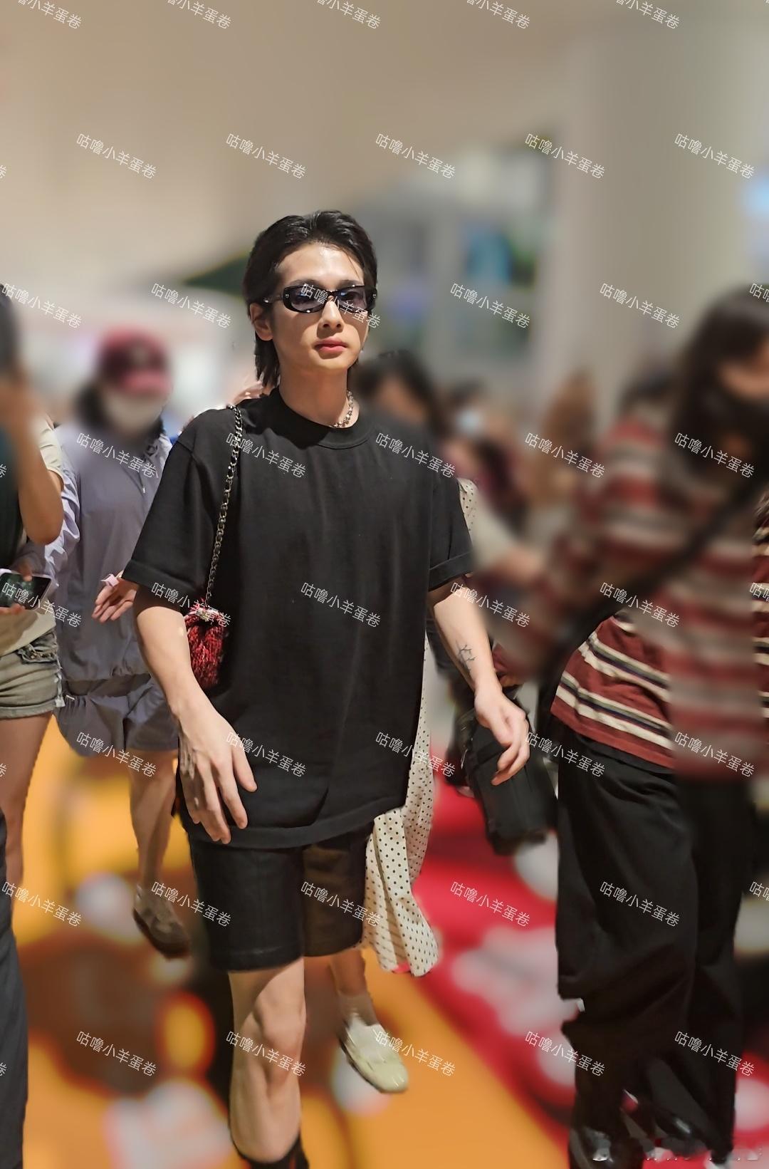 关于男明星都喜欢穿all balck走机场这件事。感谢zzn的全妆。也感谢为了等