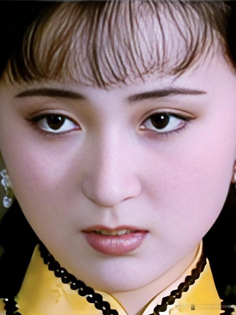 陈晓旭，永远的"林妹妹"，一颦一笑皆是红楼梦中的诗。她演活了黛玉的孤高与柔情，也